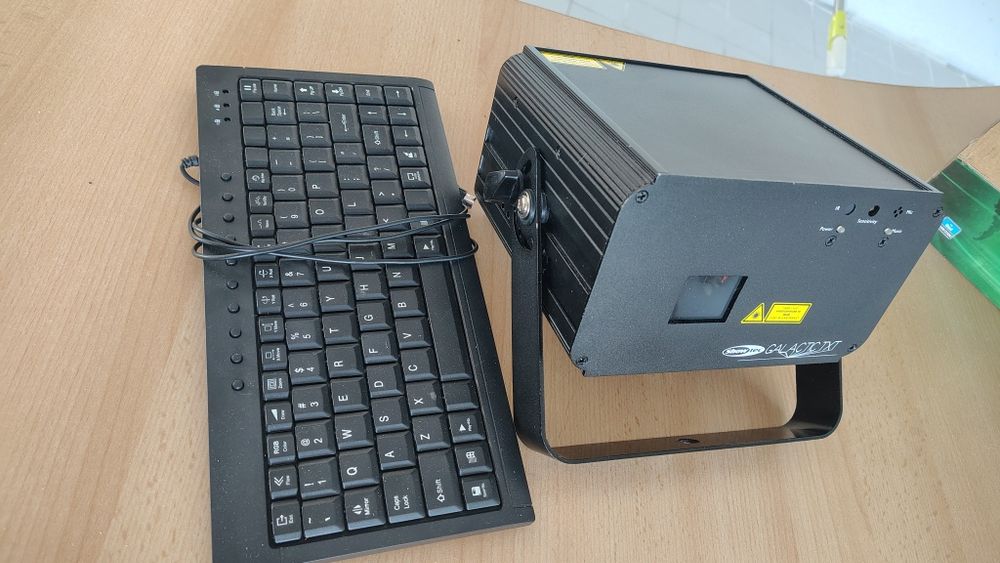 Proiector Laser Profesional Showtec Galactic TXT RGB 300mW - Pachet Complet (Tastatură + Chei)
