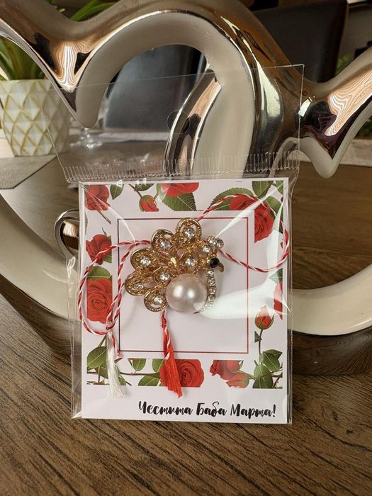 Мартеници брошки