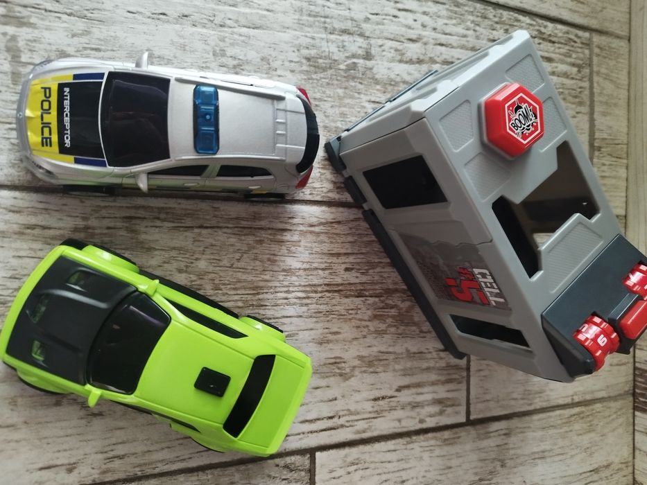 Две коли с гараж