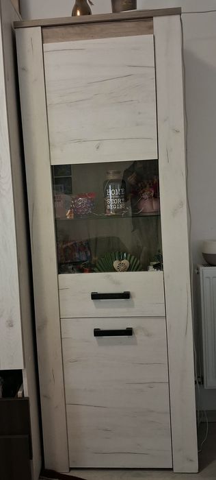 Vitrină living cu 6 rafturi si geam