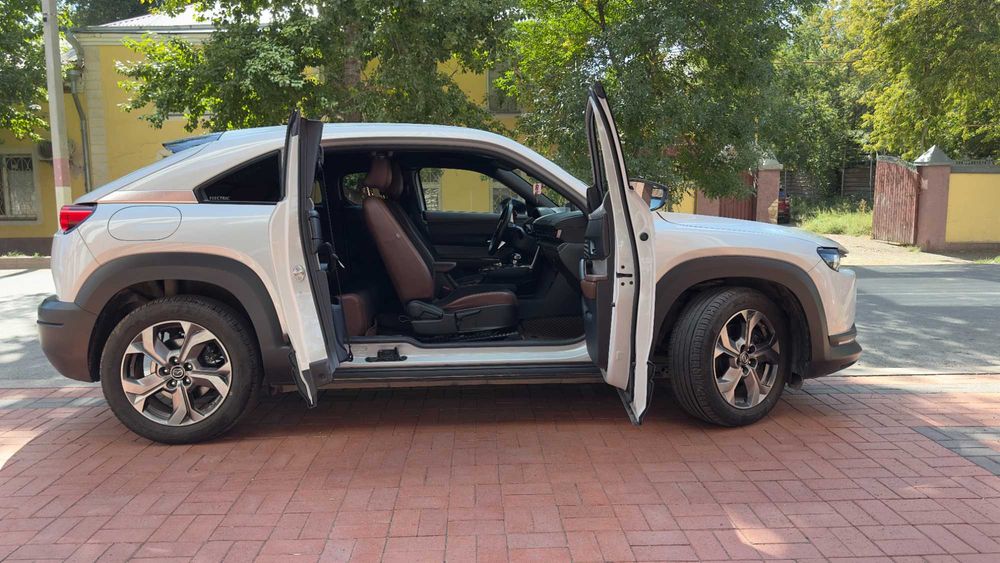 Электрический кроссовер Mazda MX-30