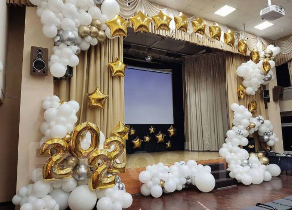 Оформление фото зоны шарами на выпускной .