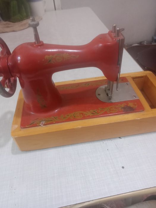 Продам, детская швейная машинка.