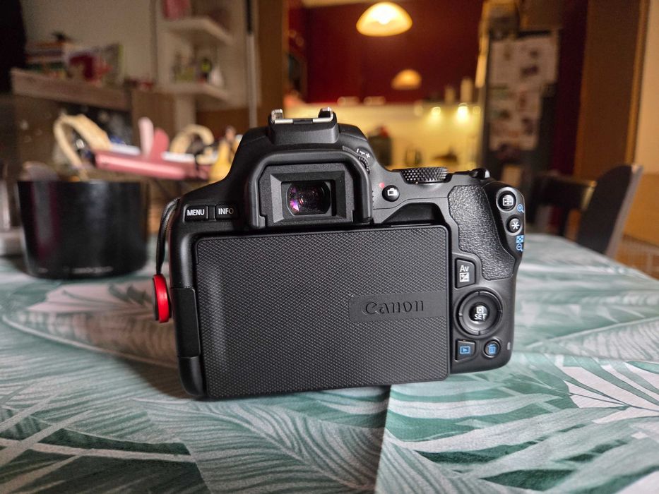 Продава/заменя Canon EOS 250D камера (само тялото)