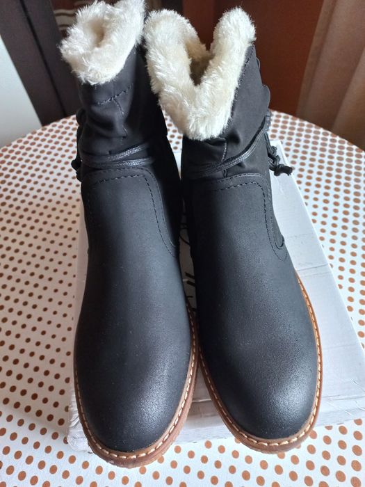 Предлагам черни боти от велур.