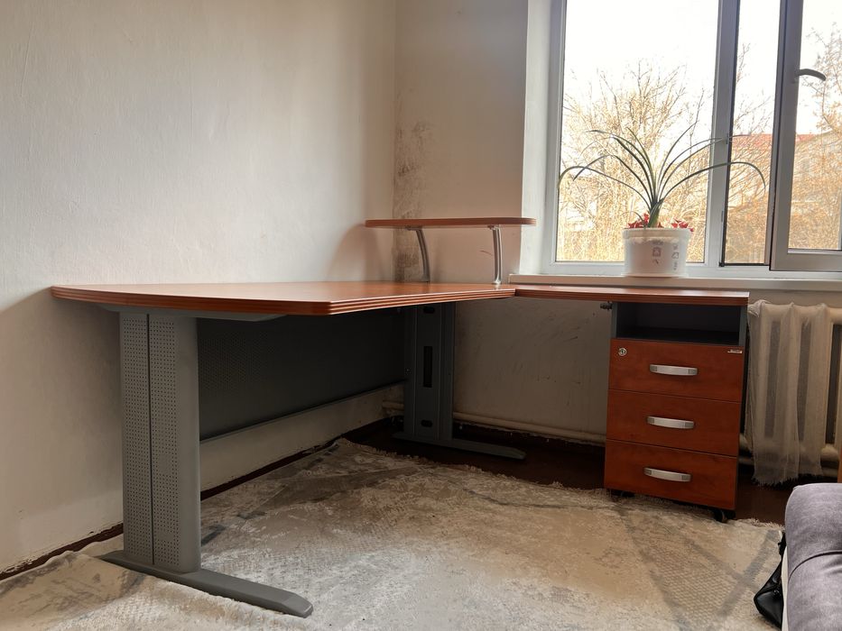 Продается Офисный и письменный стол