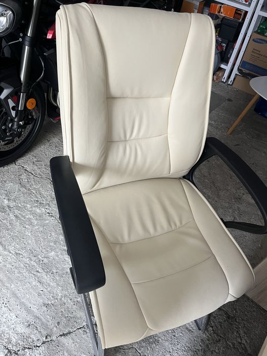 Scaun fotoliu și birou