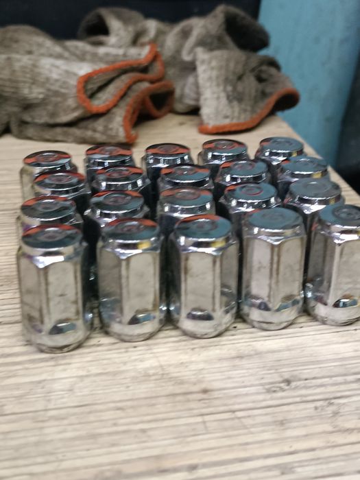 Болты колесные гайки