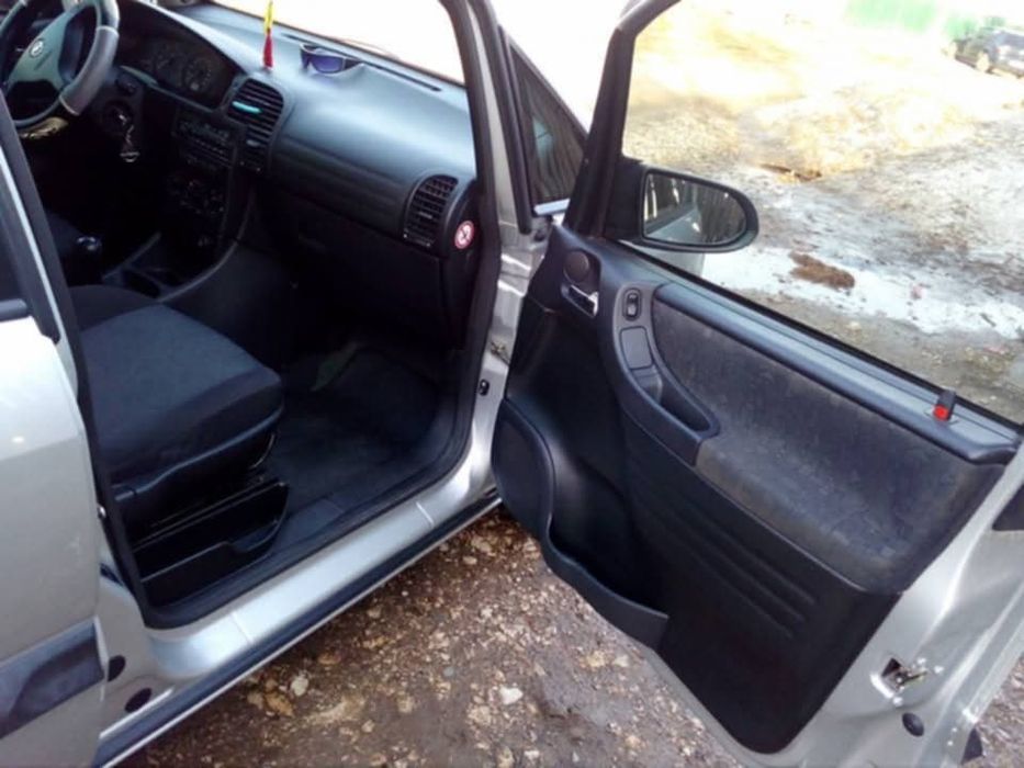 Vând Opel zafira