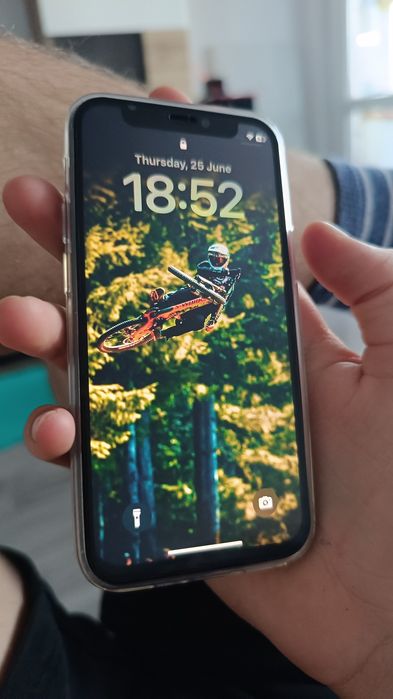 Iphone 12 mini , functionează, dar  are defect la ecran