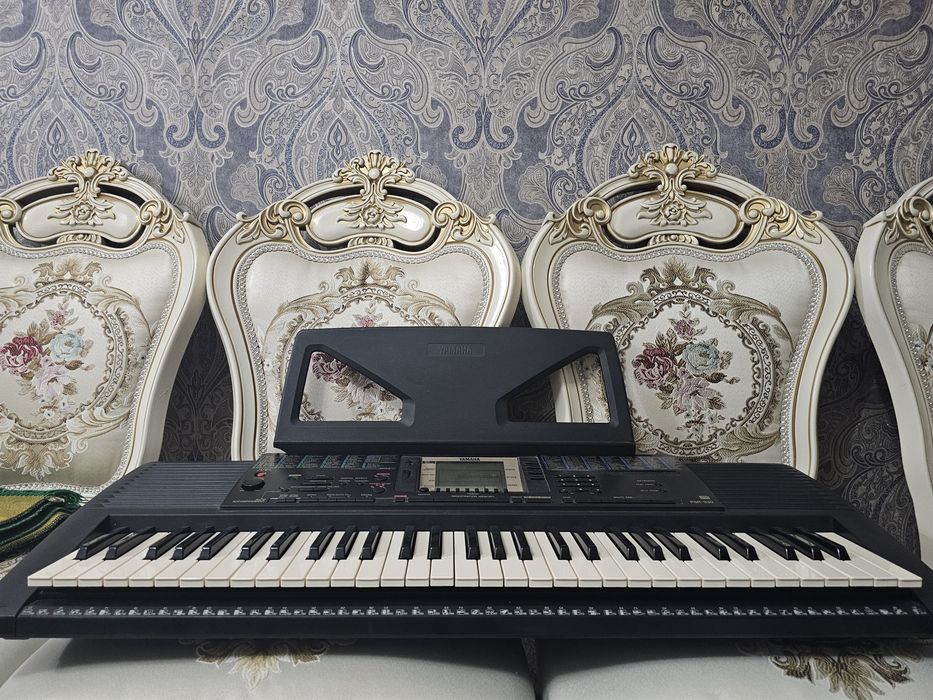 Цифровое пианино Yamaha PSR-330.