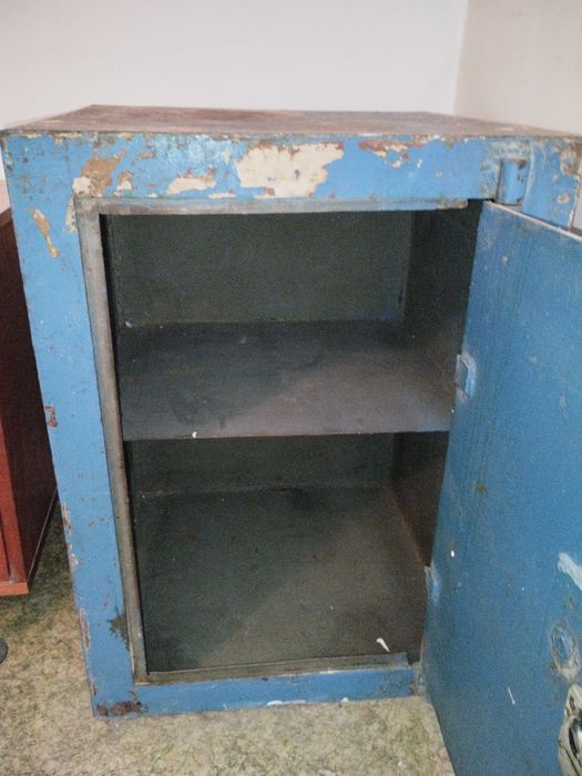 Советский металлический сейф