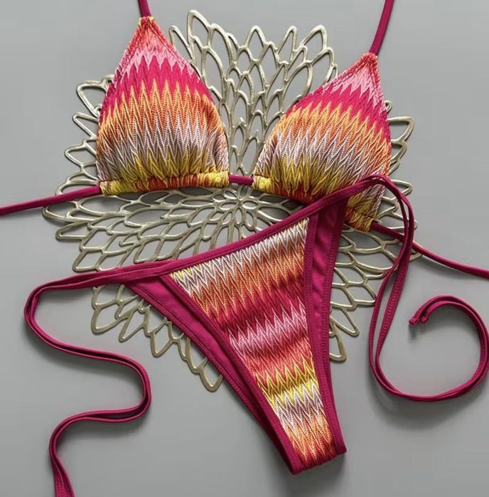 Нов цветен бански