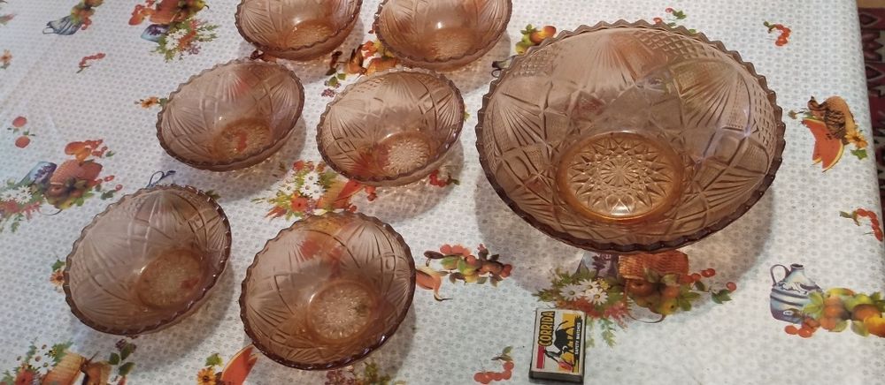 2 различни комплекта "Купа с 5-6 малки купички от кафяво стъкло