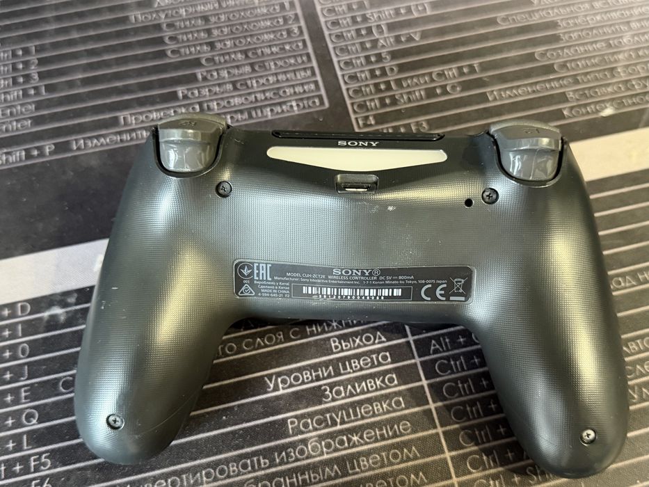 Оригинальный геймпад DualShock 4 на PS4