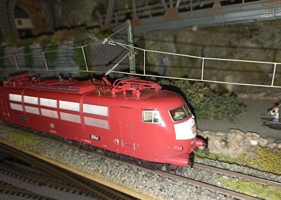 Locomotiva digitala cu sunete fleischmann 

Specificatii:
- sasiu din