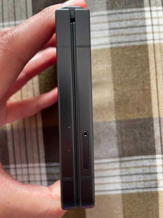 Продавам Samsung Galaxy Z Flip 7 256 GB използван 2 месеца