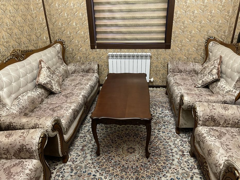 Классический мебельный гарнитур: 4 дивана и стол