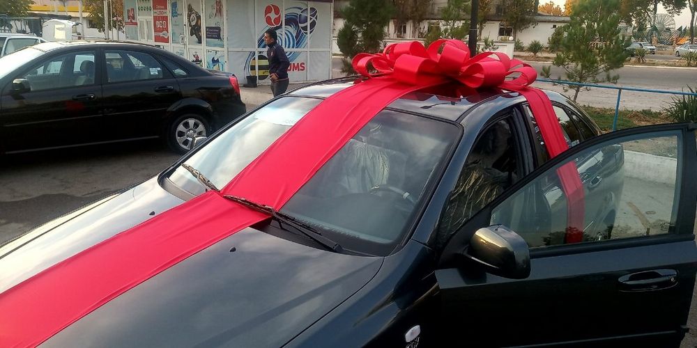 Мошинага арендага кизил бантик