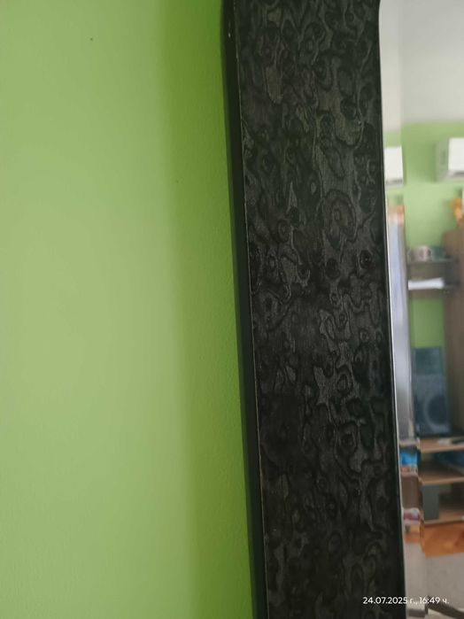 Огледало с дървена рамка