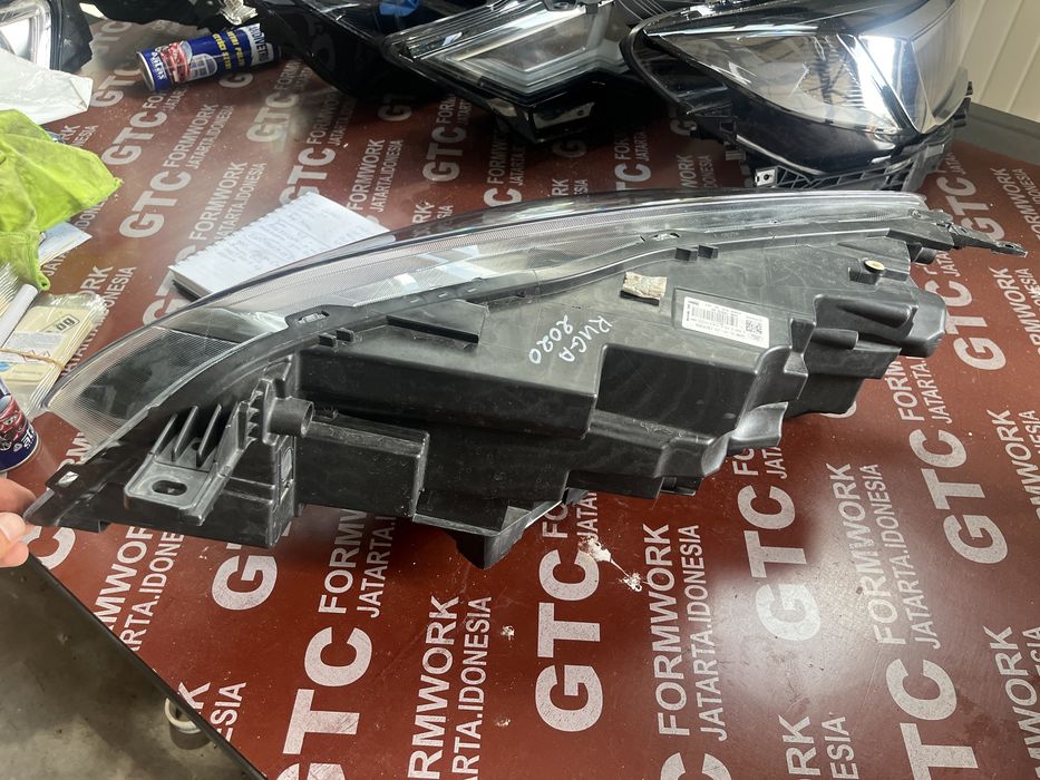 3 броя ляв и 2 броя десен фар Ford Kuga 2021-