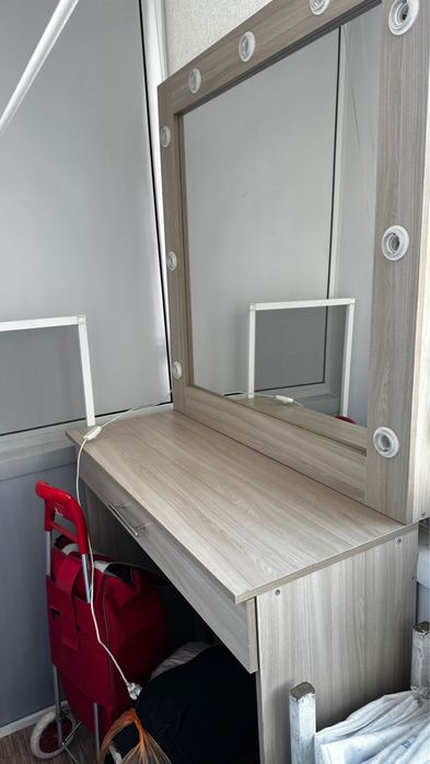 Продам стол визажись с зеркалом