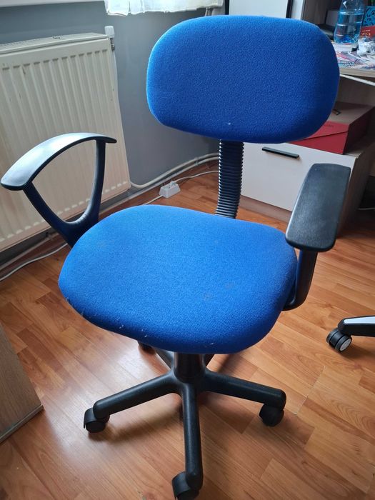 Продавам бюро със стол ученически, комплект.