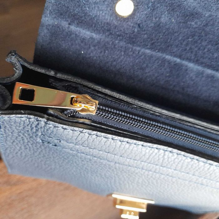 Тъмно синя чанта с капак от естествен косъм