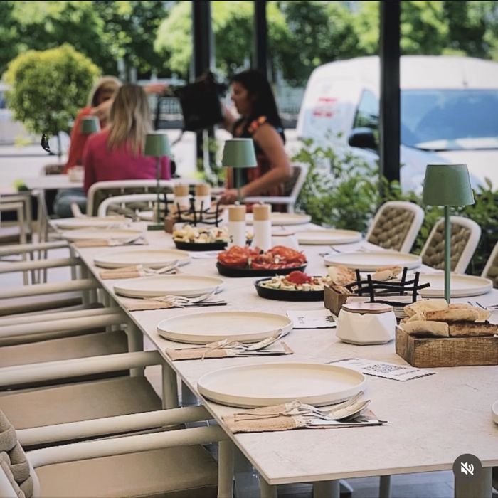 Afacere la cheie. Restaurant premium cu activitate de 3 ani, complet utilat, brand consacrat, chirie 1.300 €/lună.