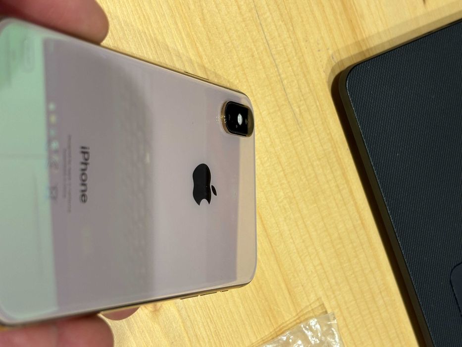 iPhone XS с лента на екрана