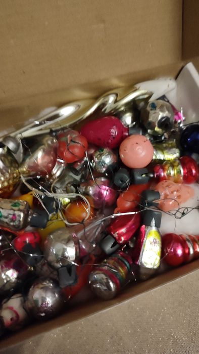 Ёлка винтажная с мелкими стеклянными игрушками