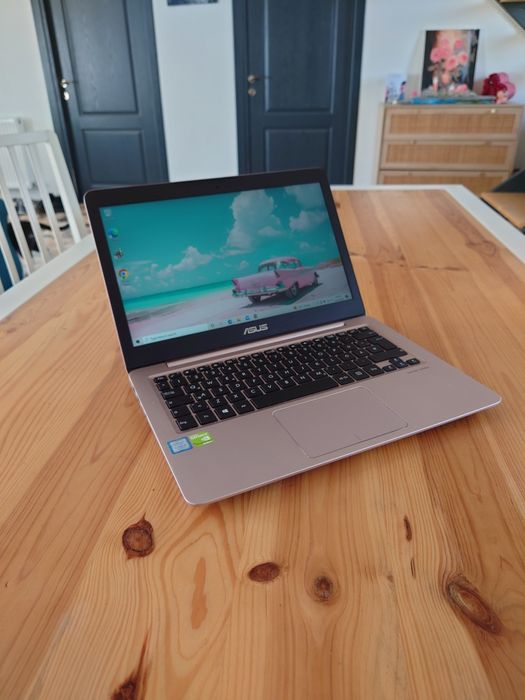 Asus Roz cu geanta roz • Taste luminate • procesor i5-7th gen• Nvidia• difuzoare harman / Kardon