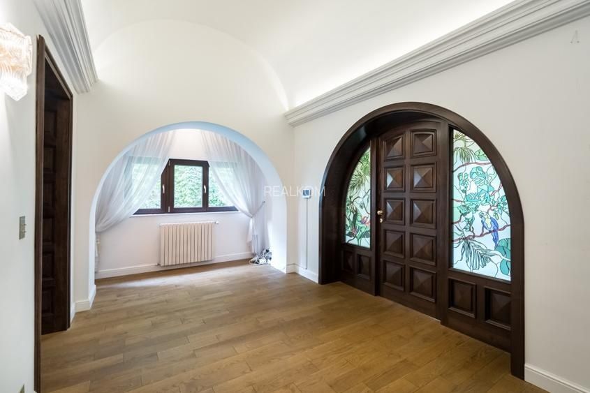 Inchiriez spatiu intr-o vila eleganta, centrala in Bucuresti