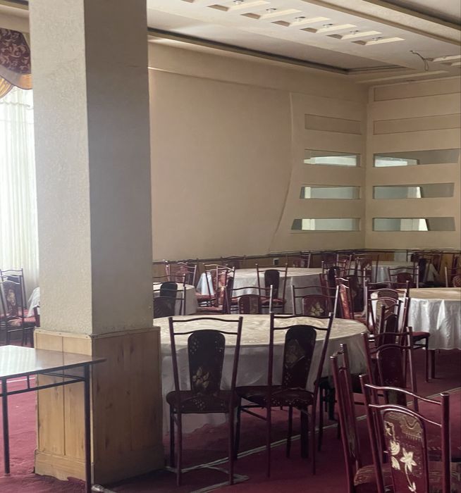 Toyxona va choyxona uchun stol stul sotiladi.  12 talik stul aylana