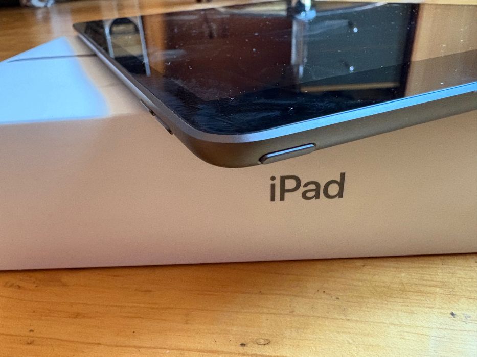 Продавам iPad 9 256 Gb - изключително запазен
