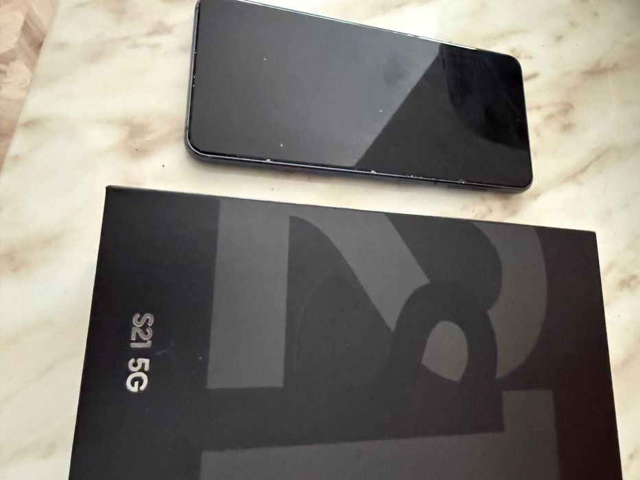 Продавам Samsung S21 + 2 бр. Кейсове + кабел за зареждане.