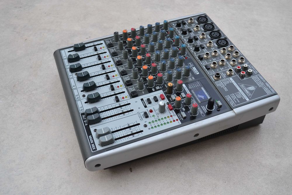 Mixer Behringer XENYX model X 1204 USB