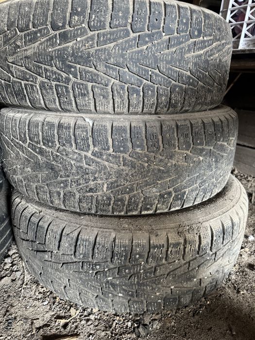 Продам в комплекте 235/65/18 бууу зимний шины
