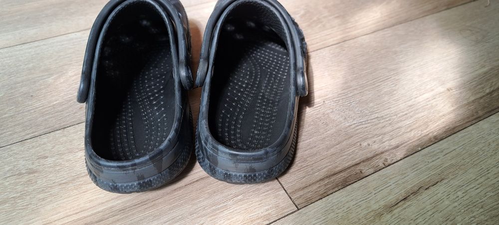 Papuci Crocs și rechin noi