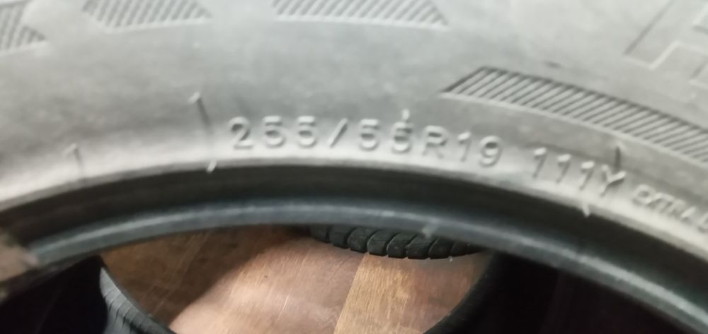 Продам 2 шины на 19