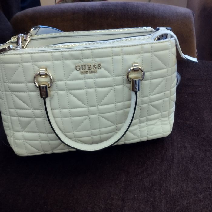 Дамска чанта на Guess.