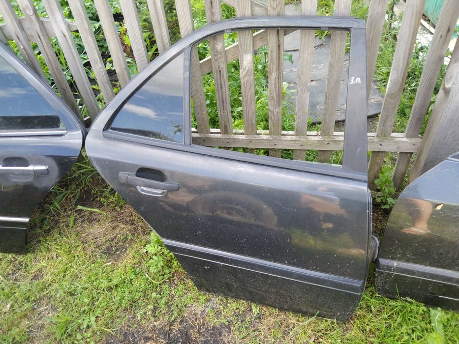 продам двери ,заднии переднии мерс с180.202