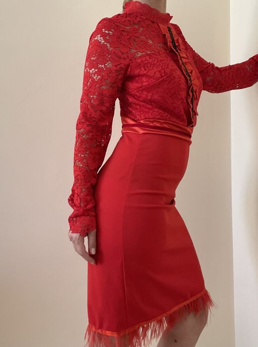 Червена рокля с дантела и пера. Размери С, М, Л.