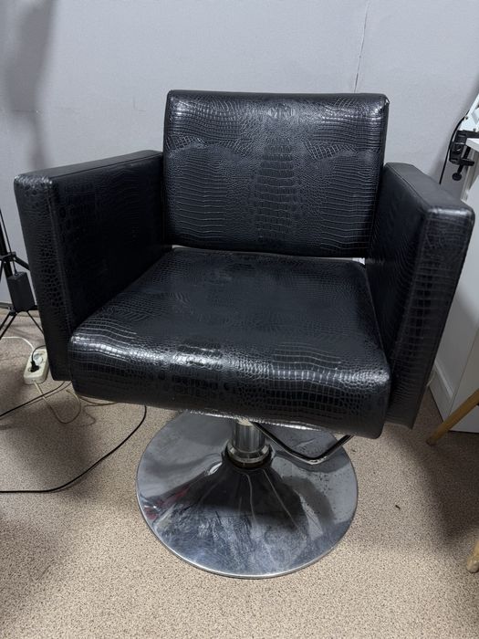 Продам парикмахерское  кресло