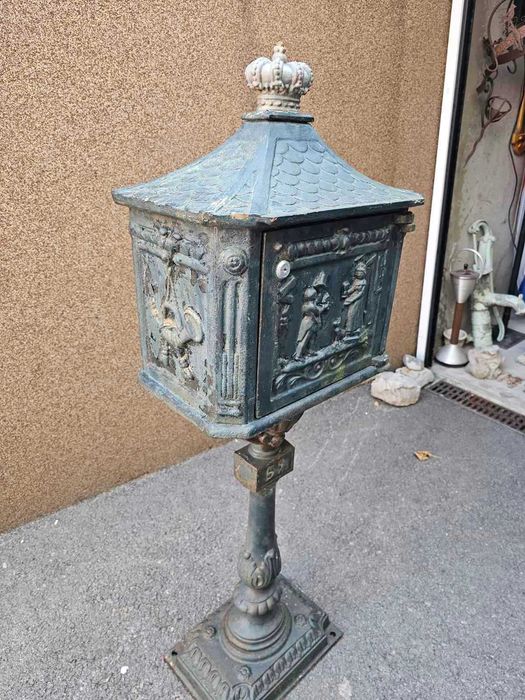 Шкаф в стил ретро стил с дърворезба