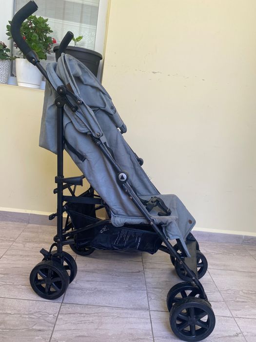 Компактна количка тип чадър