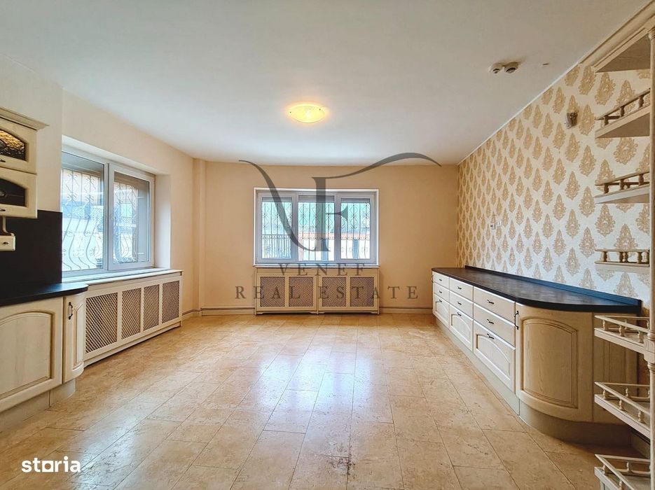 Vila PREMIUM 22 camere 8 bai lift piscina sauna panouri fotovoltaice