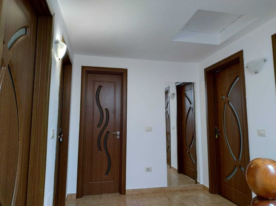Închiriez  1 cameră 600 lei /lună/cheltuieli incluse -  în apartament 4 camere decomandat