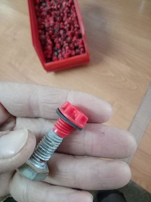 Пластиковый болт