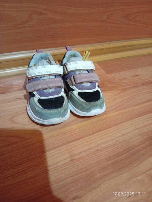 Кроссовки размер 25.